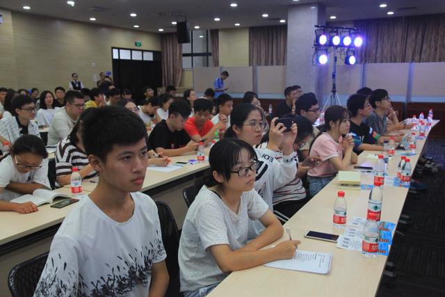 网警走进大学教学子远离网上不法侵害